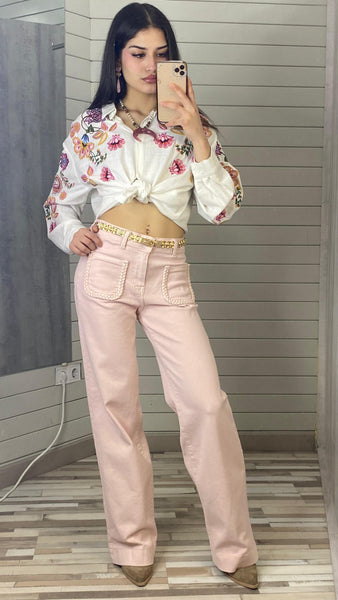 Pantalón recto rosa pastel con detalles de trensa en bolsillo delantero