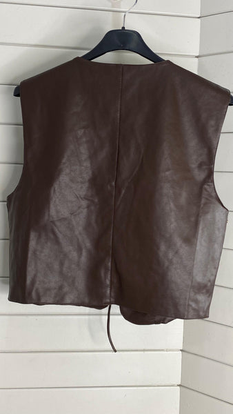 Chaleco marrón con tachas efecto polipiel