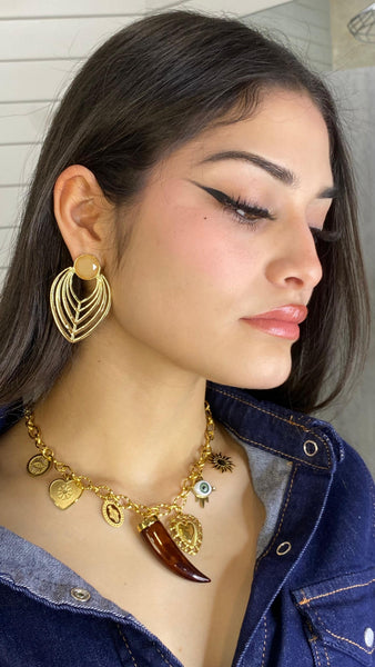 Gargantilla de acero con cuerno y detalles