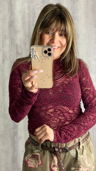 Top de encaje con transferencia en granate