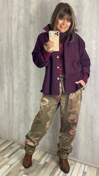 Sobre camisa vaquera en berenjena