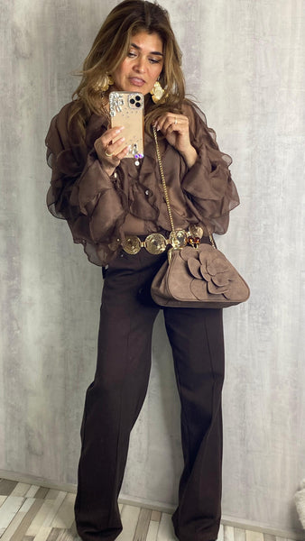 Blusa efecto seda con volantes marrón chocolate