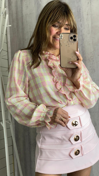 Blusa a cuadros abotonada de algodón con volantes en cuello y parte delantera