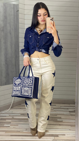 Bolso azul marino efecto bordado en blanco