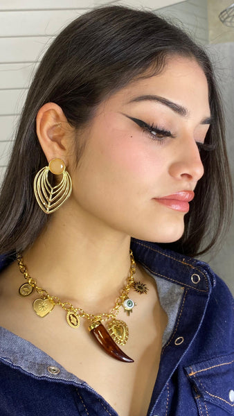 Gargantilla de acero con cuerno y detalles