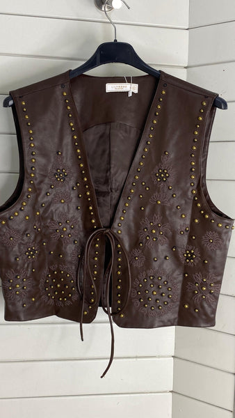 Chaleco marrón con tachas efecto polipiel