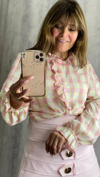Blusa a cuadros abotonada de algodón con volantes en cuello y parte delantera