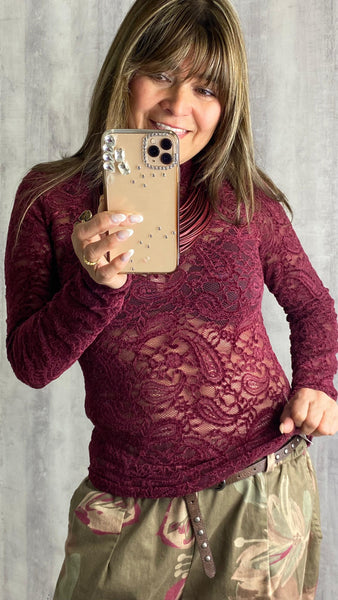 Top de encaje con transferencia en granate