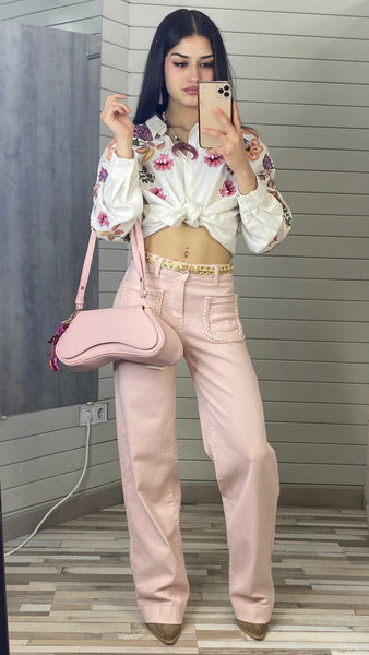 Pantalón recto rosa pastel con detalles de trensa en bolsillo delantero