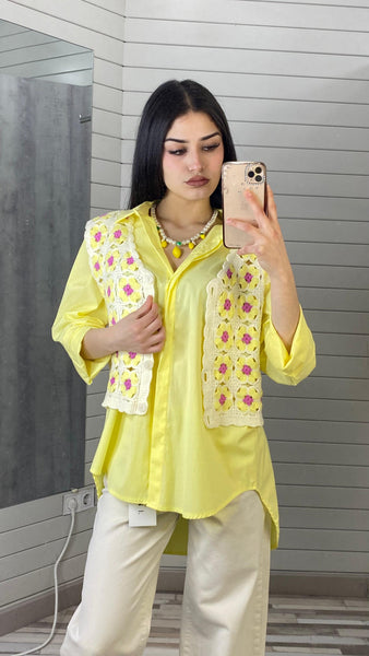 Chaleco de croché blanco roto combinado con amarillo y fucsia