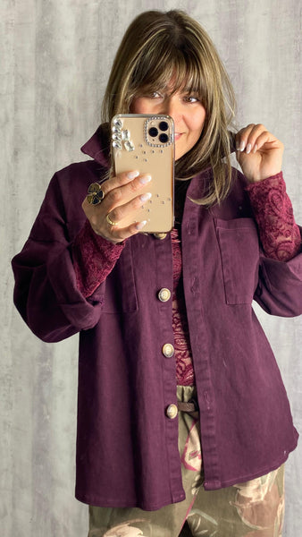 Sobre camisa vaquera en berenjena