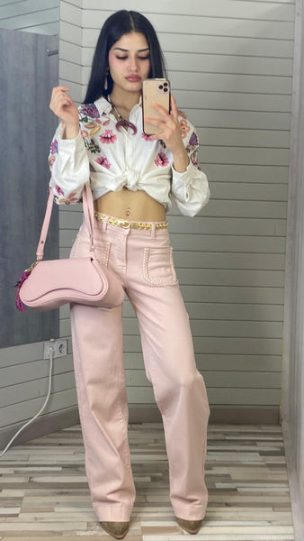 Pantalón recto rosa pastel con detalles de trensa en bolsillo delantero