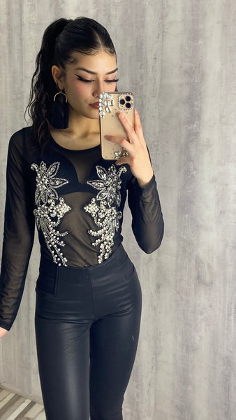 Body negro transparente bordado con perlas y pedrería