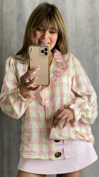 Blusa a cuadros abotonada de algodón con volantes en cuello y parte delantera