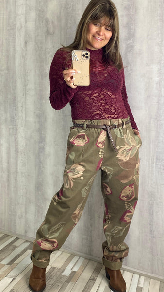 Top de encaje con transferencia en granate