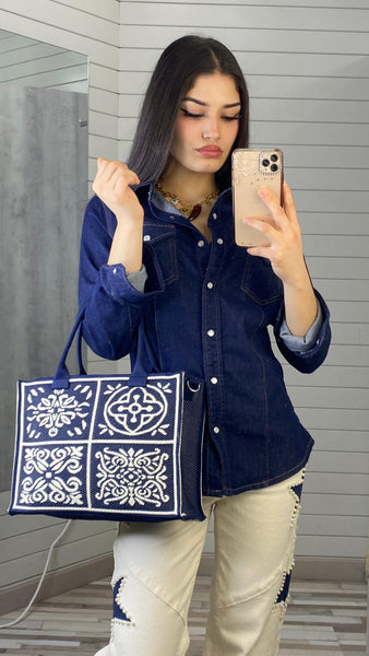 Bolso azul marino efecto bordado en blanco