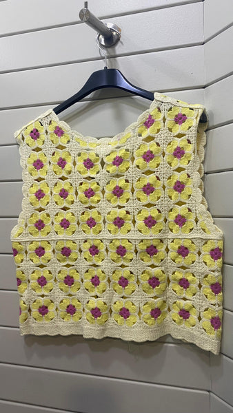 Chaleco de croché blanco roto combinado con amarillo y fucsia