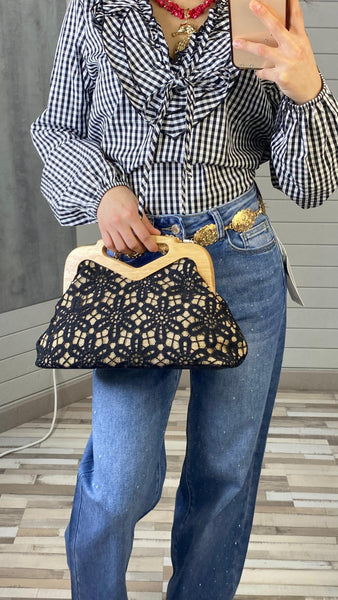 Bolso efecto croché con asas de madera