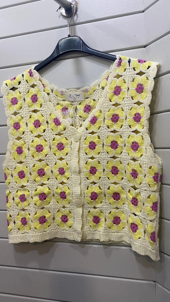 Chaleco de croché blanco roto combinado con amarillo y fucsia