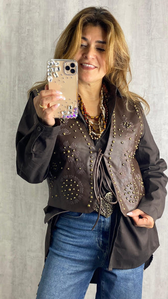 Chaleco marrón con tachas efecto polipiel