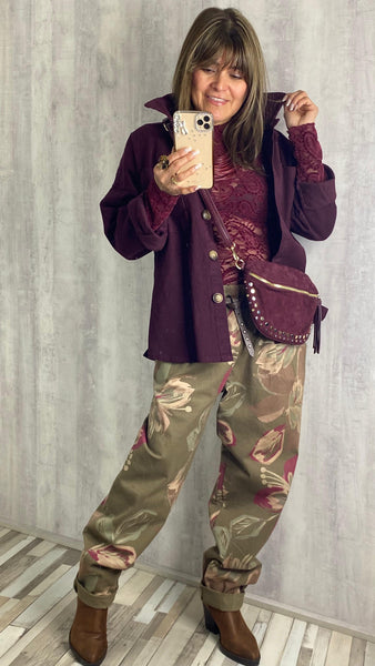 Sobre camisa vaquera en berenjena