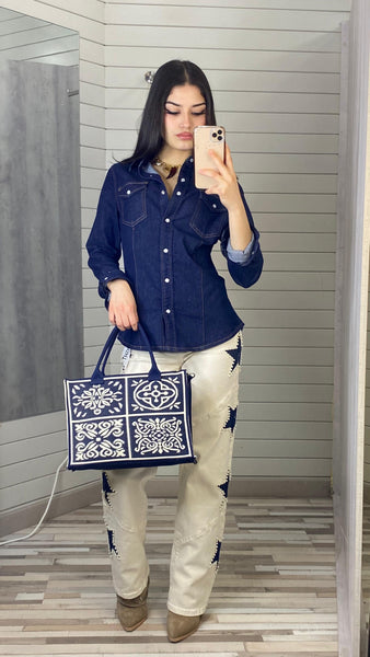 Bolso azul marino efecto bordado en blanco