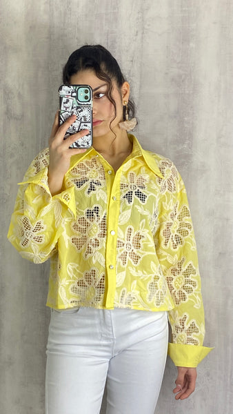 Camisa de algodón amarilla troquelada