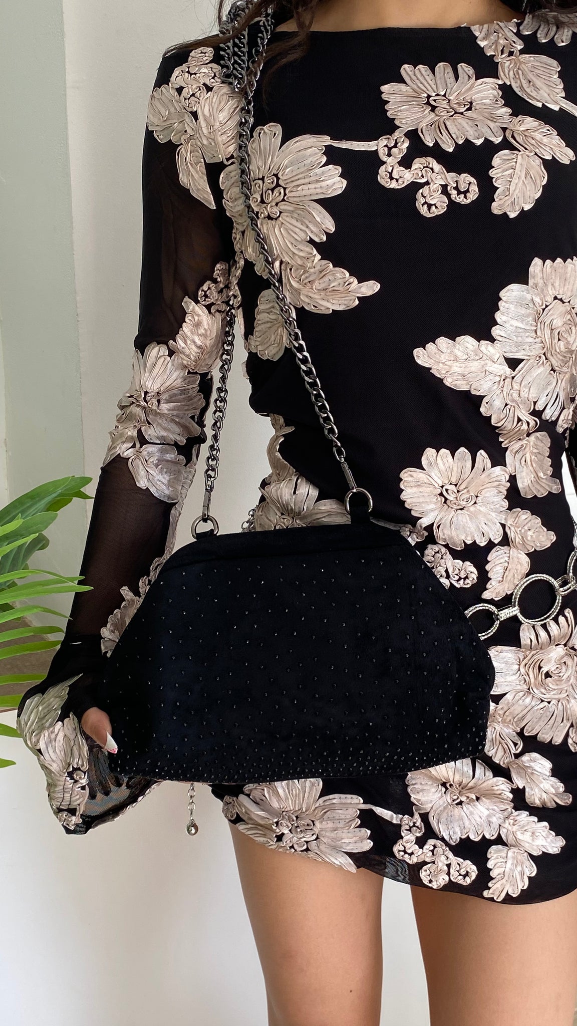 Bolso negro de antelina con tachas