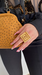 Anillo grande de acero dorado