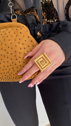 Anillo grande de acero dorado