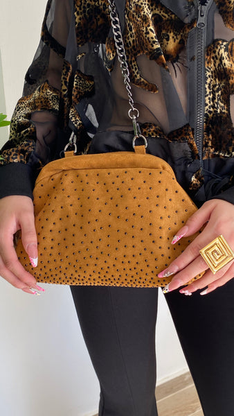 Bolso de antelina con tachas color ocre
