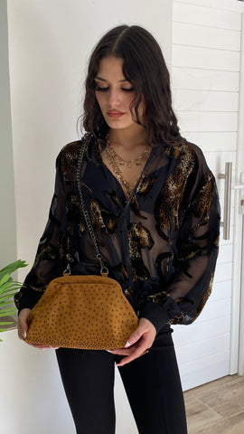 Bolso de antelina con tachas color ocre