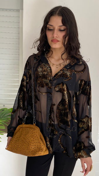 Bolso de antelina con tachas color ocre