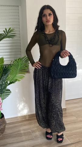 Bolso negro con detalles de relieve