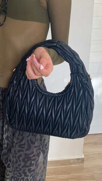 Bolso negro con detalles de relieve
