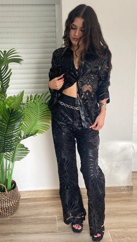 Conjunto negro troquelado de poli piel