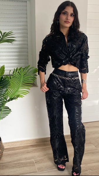 Conjunto negro troquelado de poli piel