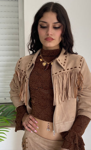 Chaqueta de antelina con flecos en beige con detalles marrón