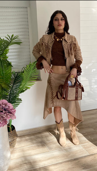 Chaqueta de antelina con flecos en beige con detalles marrón