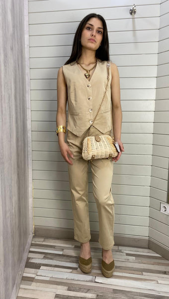 Conjunto beige de chaleco y pantalón