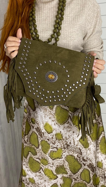 Bolso con flecos y tachas