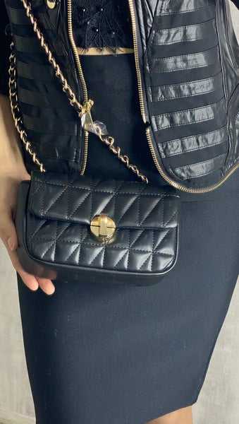 Bolso de poli piel pequeño negro con cadena