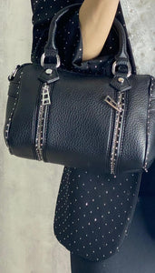 Bolso negro con tachas y cremallera de decoración