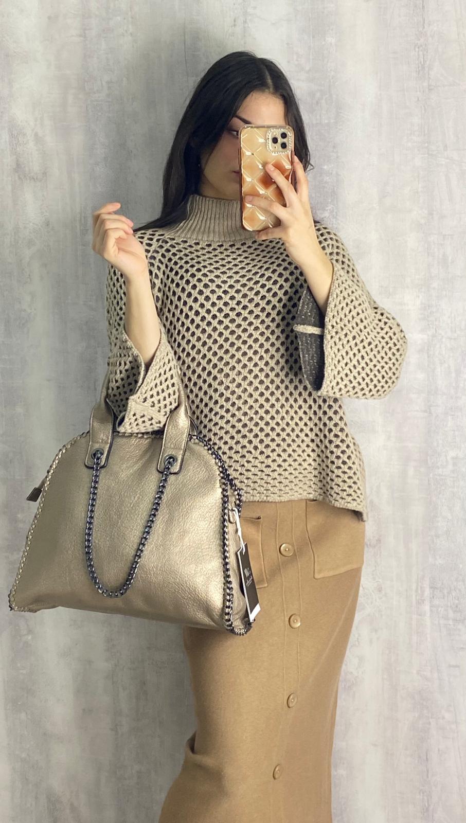 Bolso beige efecto dorado con cadenas