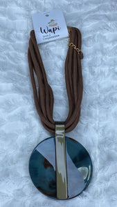 Collar corto de resina con cordón