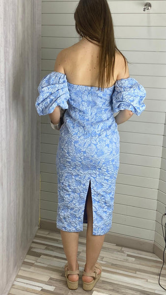 Vestido palabra de honor con mangas abullonadas en azul bebé