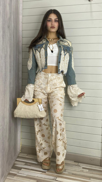 Pantalón troquelado blanco roto con detalles en beige