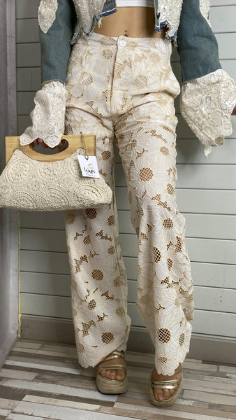 Pantalón troquelado blanco roto con detalles en beige