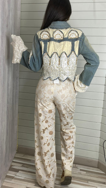 Pantalón troquelado blanco roto con detalles en beige