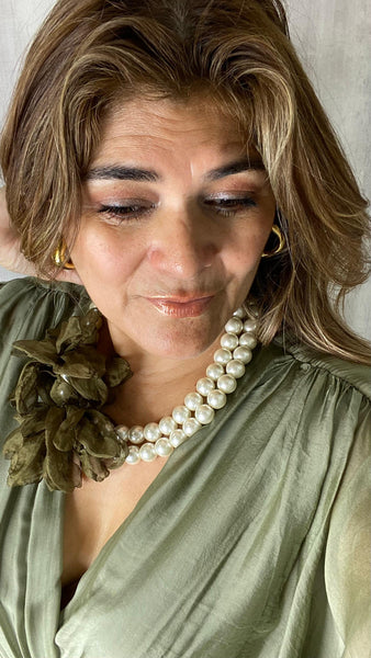 Collar de perlas con detalles de seda en verde militar